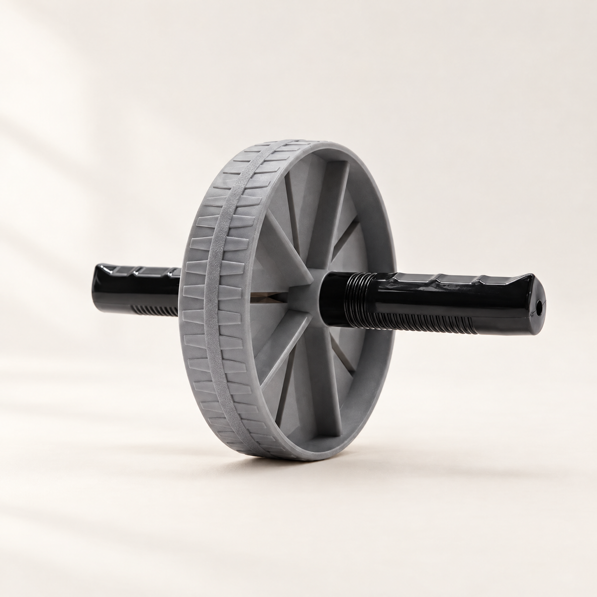 Roue abdominale à roue unique : flanc gris à rayons moulés, bande de roulement nervurée et poignées noires annelées