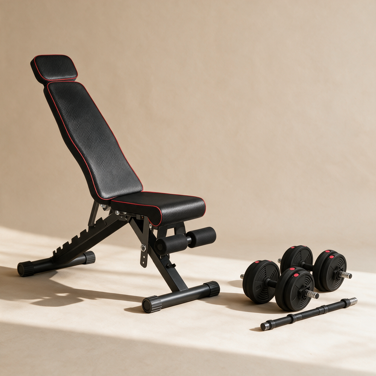 Banc de musculation pliable noir et paire d'haltères réglables avec barre de liaison, sur fond sable